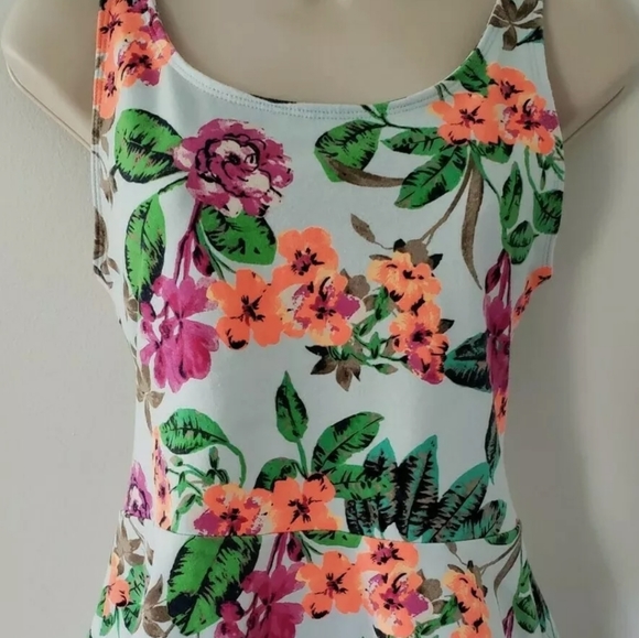 Express Women's Top Ruffled Bottom Flowered Back Zip - Picture 1 of 7